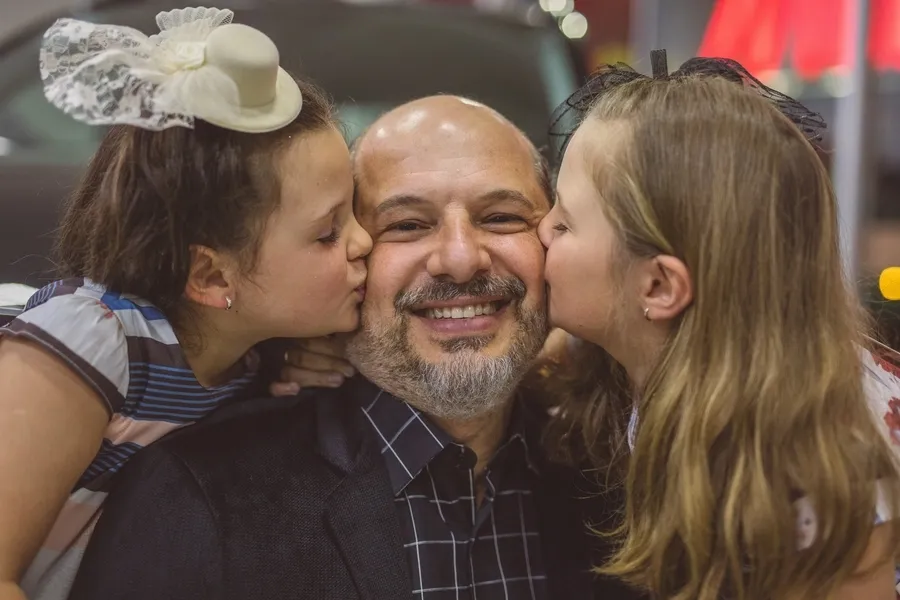 O empresário João Barbiero receberá as felicitações pela troca de idade nesta terça-feira (8). No registro João e as filhas Giovanna e Graciela. Da coluna RC os votos de realizações e alegrias.