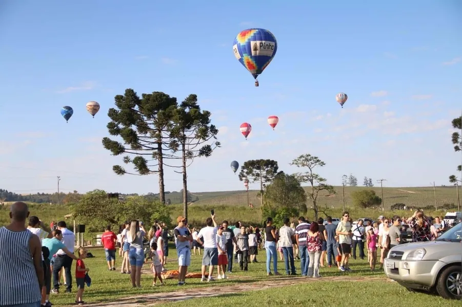 Veja como foi a revoada de balões em Vila Velha