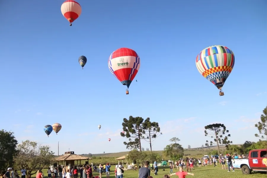 Veja como foi a revoada de balões em Vila Velha