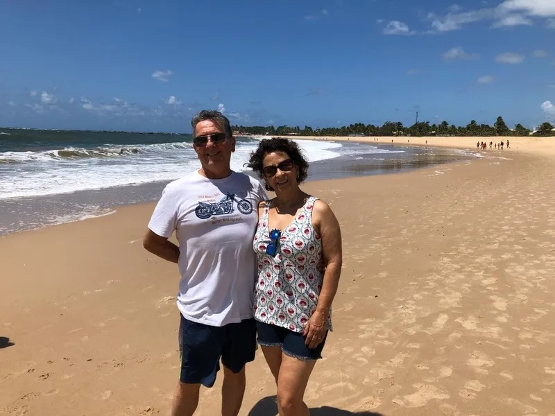 TRIP - Luciano Vargas, ex-reitor da UEPG, ao lado da sua esposa Vânia Vargas, está comemorando a sua aposentadoria em viagem à Bahia.