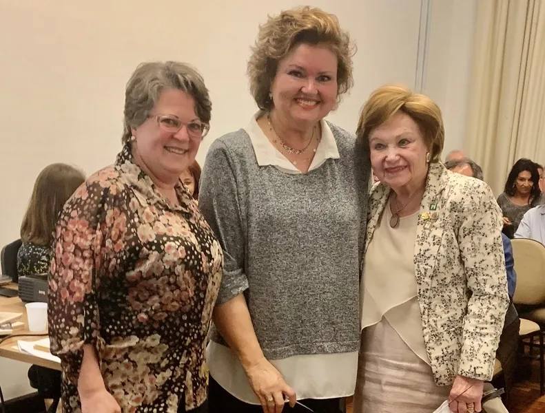 REGISTRO - Recentemente, a convite da Academia Paranaense de Poesia em parceria com a Biblioteca Publica do Paraná, Luisa Cristina dos Santos Fontes realizou uma oficina sobre ‘Helena Kolody: carbono & diamante’. Um grande número de participantes, de diversas entidades culturais paranaenses, esteve presente.
Na foto, Luisa Cristina dos Santos Fontes, com a presidente da Academia Paranaense de Poesia, Lilia Souza, e com a escritora Chloris Casagrande Justen da Academia Paranaense de Letras.
