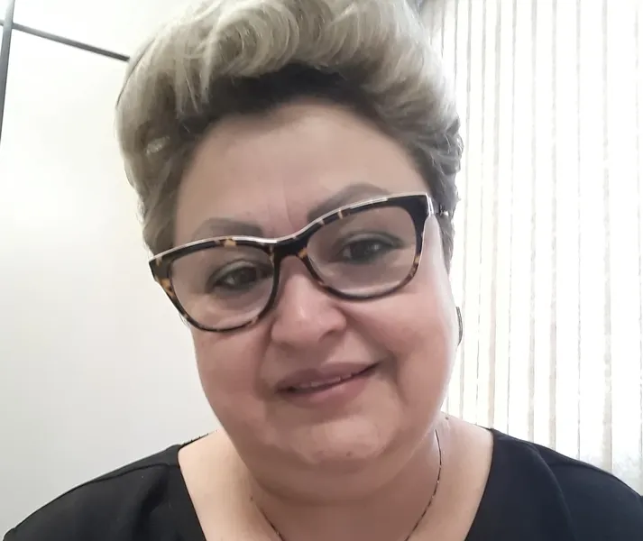 NIVER - A jornalista Solange Rocha será muito cumprimentada pela passagem de seu aniversário nesta quinta-feira (17). Solange que tem um papel de destaque nas rádios da região, é responsável pela produção e apresentação dos dois jornais RS Notícias da Rádio Sant’Ana 89.7 FM. Da coluna RC os votos de felicidades e sucesso.
