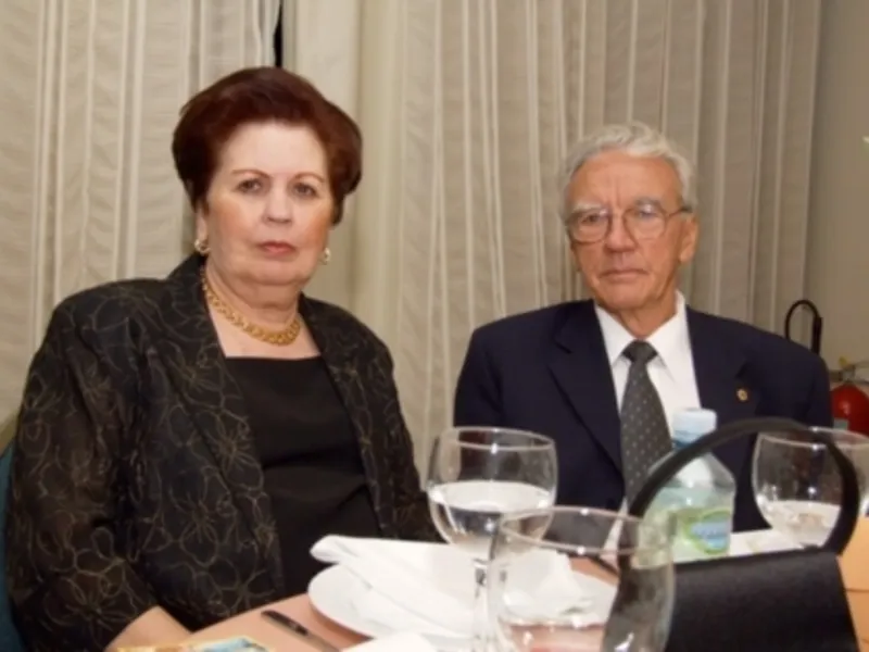 BODAS -  Nessa segunda feira (14) os integrantes do Lions Clube Centro Ruth e Hilario Devicchi, na intimidade familiar festejaram 52 anos de uma feliz união. O casal comemorou Bodas de Argila. Da coluna RC as mais sinceras felicitações