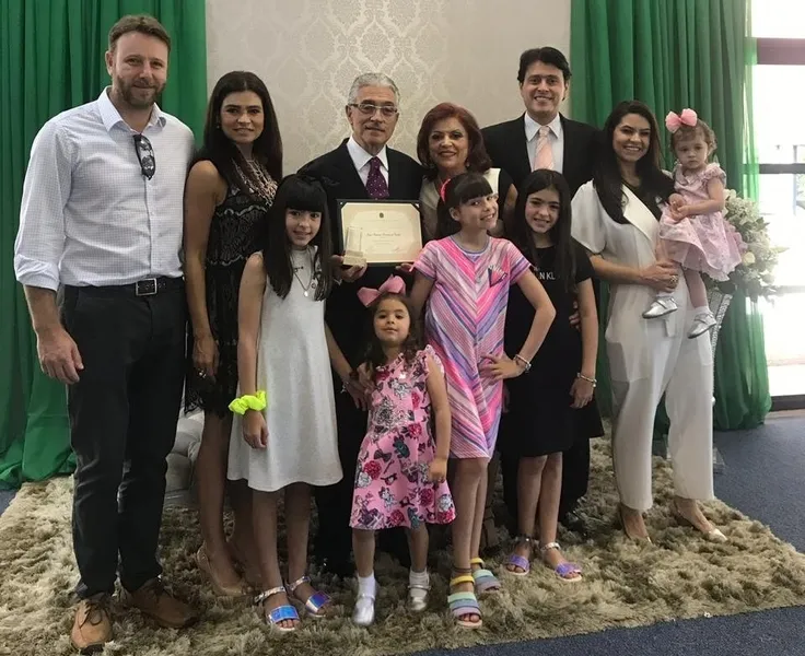 DESTAQUE - Jorge Irapuan Cunha recebeu das mãos de seu filho Leonardo Saliba Cunha a homenagem do Mérito Ético Profissional pelos 50 Anos de exercício da Medicina . A homenagem foi prestada pelo CRM Paraná no auditório da Universidade Positivo, no último domingo (13). No registro, Rodrigo e Gisah Martins com as filhas Manuella, Gabriella e Rafaella, Jorge e Icléa Cunha, Leonardo e Priscila Cunha com as filhas Julia e Isadora.