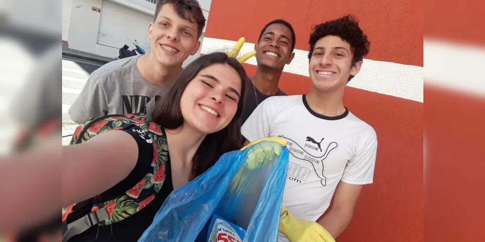 Nesse domingo (25), os jovens percorreram o bairro da Ronda e o Centro da cidade, coletando o lixo encontrado no percurso