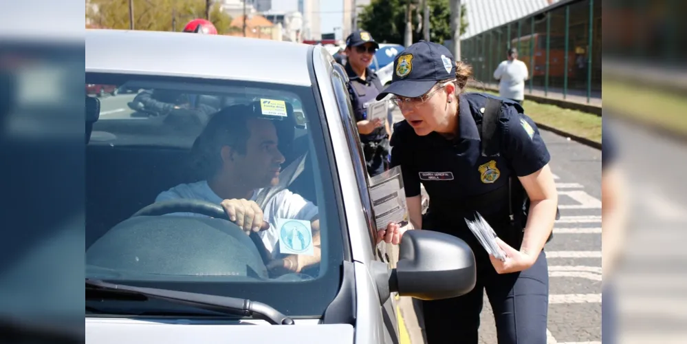 Mês de combate à violência contra a mulher foi marcado por atividades e palestras; blitz aconteceu ao lado do Terminal Central