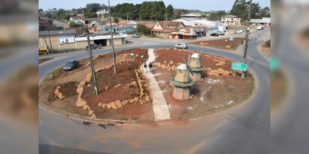 Voluntários trabalham para reformar a entrada da cidade

