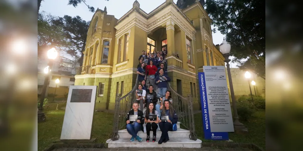 Foi na manhã de segunda-feira que a escritora paulista Simone Pedersen chegou a Ponta Grossa e pode conhecer, ao vivo, uma de suas belezas culturais, a Mansão Vila Hilda