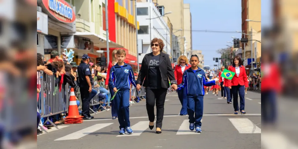 Secretária de Educação de Ponta Grossa adere a protestos contra governo federal e veste preto em desfile da Independência. Legado de Freire foi tema do Congresso de Educação em 2019.

