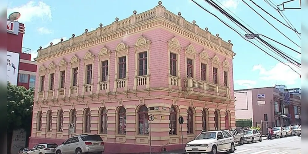 Exposição é um manifesto ambiental que questiona a reutilização do plástico