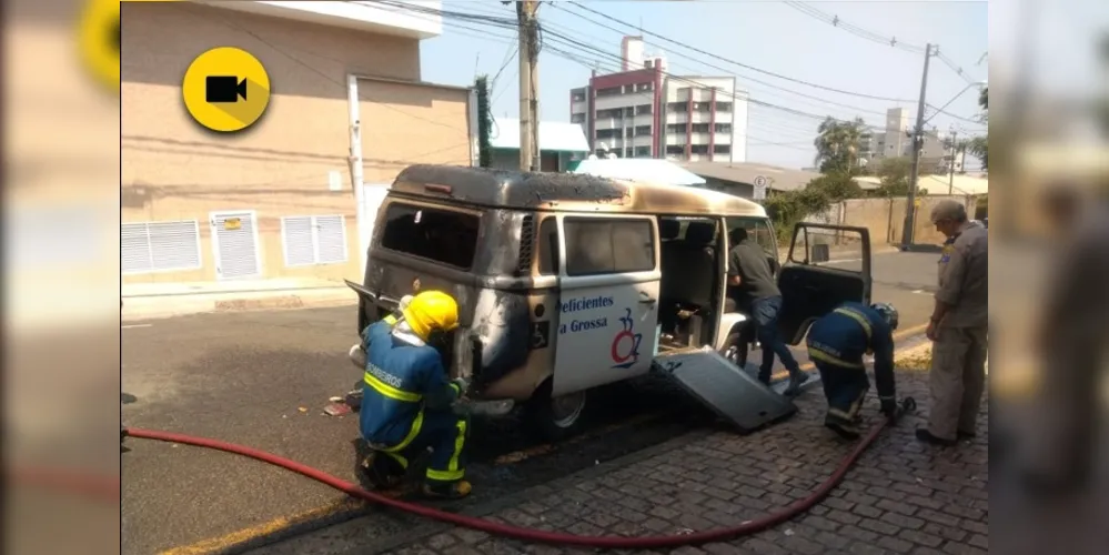 Imagem ilustrativa da imagem Fogo destrói Kombi da ADFPG