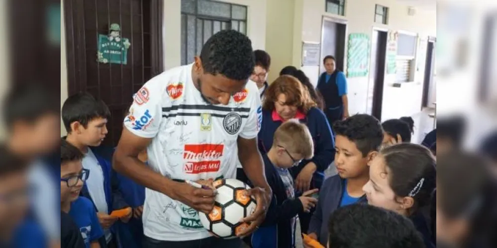A Família Alvinegra, divisão de projetos sociais do Operário Ferroviário, em parceria com a Vara de Infância e Juventude