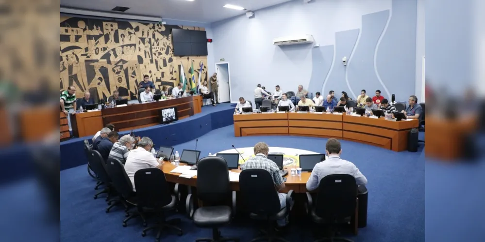 Vereadores aprovaram projeto de lei que proíbe a Sanepar de cobrar valor mínimo de R$ 62,24 sobre água e esgoto