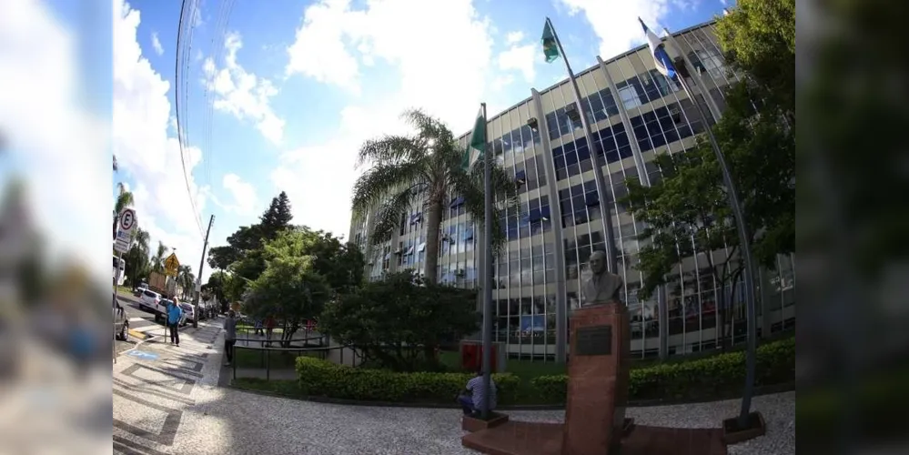 A menos de um ano das eleições, cenário político começa a deixar os bastidores dos partidos e nomes ganham força na corrida eleitoral pelo cargo de prefeito.