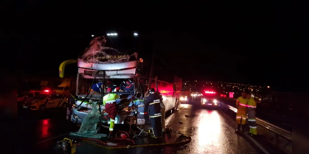 Colisão foi registrada por volta de 00h30 desta terça-feira (15)