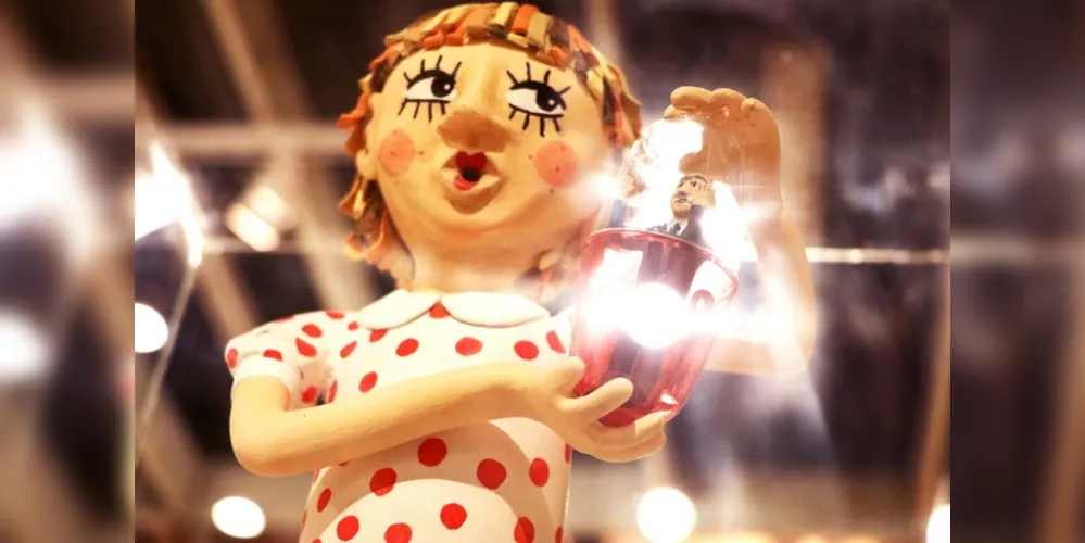 A exposição – que tem mais de 20 quadros, adereços, além de cartas de estudantes, livros raros e esculturas de personagens