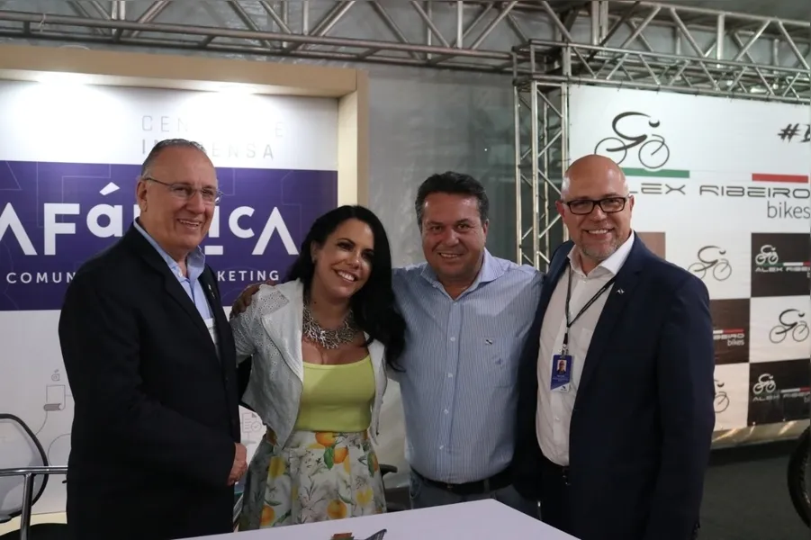Nadja Marques, realizando a Assessoria de Imprensa do Salão recepciona o Presidente da Paraná Turismo, João Jab Mehl, o Secretário de Turismo do Estado do Parana, Márcio Nunes e o Secretário Municipal de Turismo, Edgar Hampf