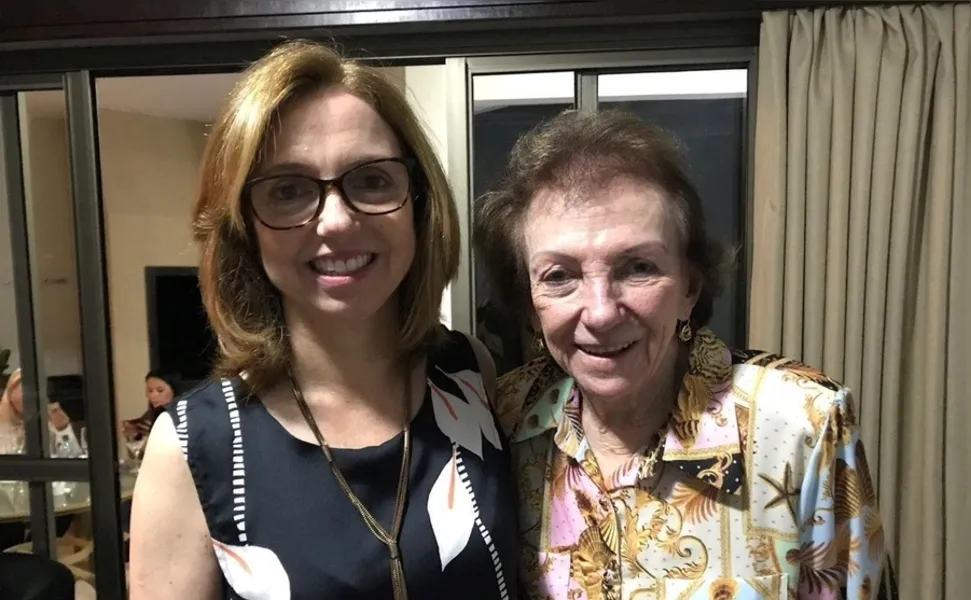 NIVER - A empresária Elfrida Perlin será muito cumprimentada pela passagem de seu aniversário na próxima segunda-feira (28). Elfrida é um dos nomes fortes do comércio local, sempre pensando no crescimento de nossa cidade, trazendo grandes marcas e novidades para suas clientes através das lojas Rainha. No registro, Elfrida com sua filha Marisa Perlin. Da coluna RC os votos de saúde e alegrias.