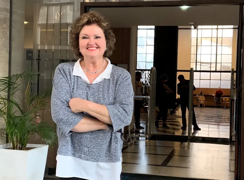 REGISTRO - A escritora e professora Luísa Cristina dos Santos Fontes, da Academia de Letras dos Campos Gerais, ministrou uma palestra intitulada ‘Abismo de Rosas’, na última sexta-feira (25), na Biblioteca Pública Municipal Prof. Bruno Enei. A atividade integrou a Festa Literária da Biblioteca Pública do Paraná, FLIBI Paraná, que nesta terceira edição discute a trajetória literária do escritor Dalton Trevisan.