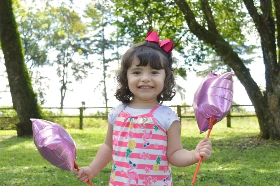 Letícia de Souza Ribas aproveitou a última quinta-feira (24) para comemorar a chegada do seu segundo aniversário. A pequena fez muita festa com os pais Dayana Cristina de Souza Ribas e Ricardo Monteiro Ribas