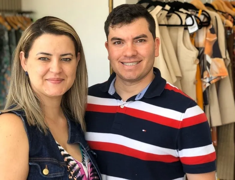 Nesta quinta-feira (7), a partir das 19 horas, acontece o coquetel da Boutique multimarcas La Victorie Boutique. Na ocasião será apresentada à nova coleção das marcas Lança Perfume e Felini. No registro, o casal de empresários Eduardo da Cruz e Daiane Caroline Peruffo da Cruz Comentaremos.
