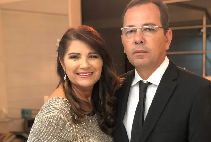 A sempre simpática e elegante Zilma Araújo foi muito cumprimentada na última quarta-feira (6), pela passagem de seu aniversário. No registro especial, Zilma com seu marido Welerson Araújo. Da coluna RC os votos de prosperidade e alegrias.