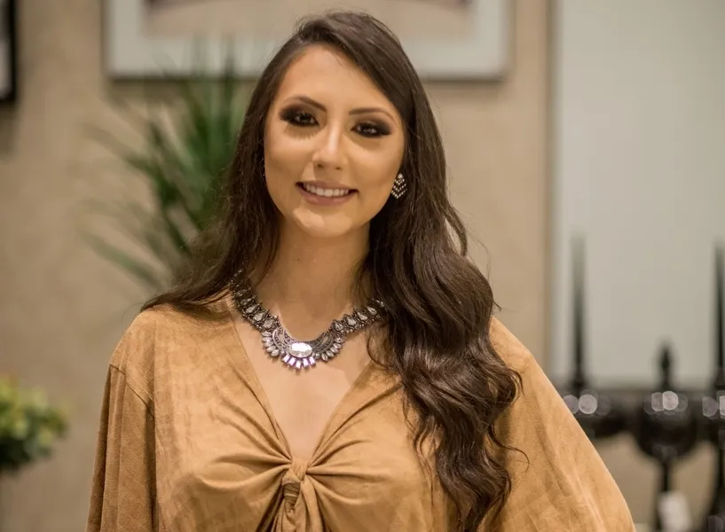 Jessyca Lima Guimarães foi muito cumprimentada pela passagem de seu aniversário na última quinta-feira (7). Da coluna RC os votos de alegrias e sucesso.