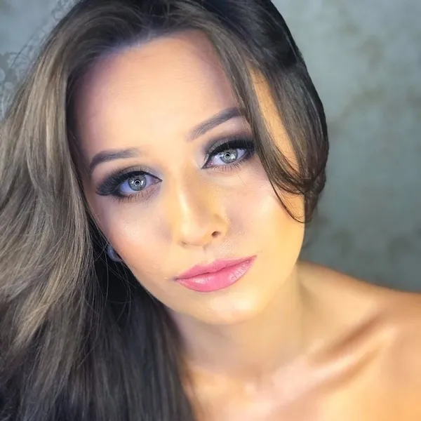 A bela Paula Cristine Mick receberá as felicitações pela troca de idade nesta sexta-feira (8). Da coluna RC os votos de prosperidade e sucesso.