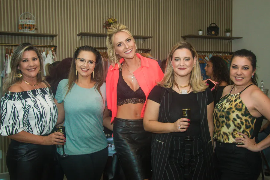 Luciane Elbl, Siomara Chociai ,Nathaly Goolkate, Daiane Peruffo Cruz e Juliana Kravchychyn