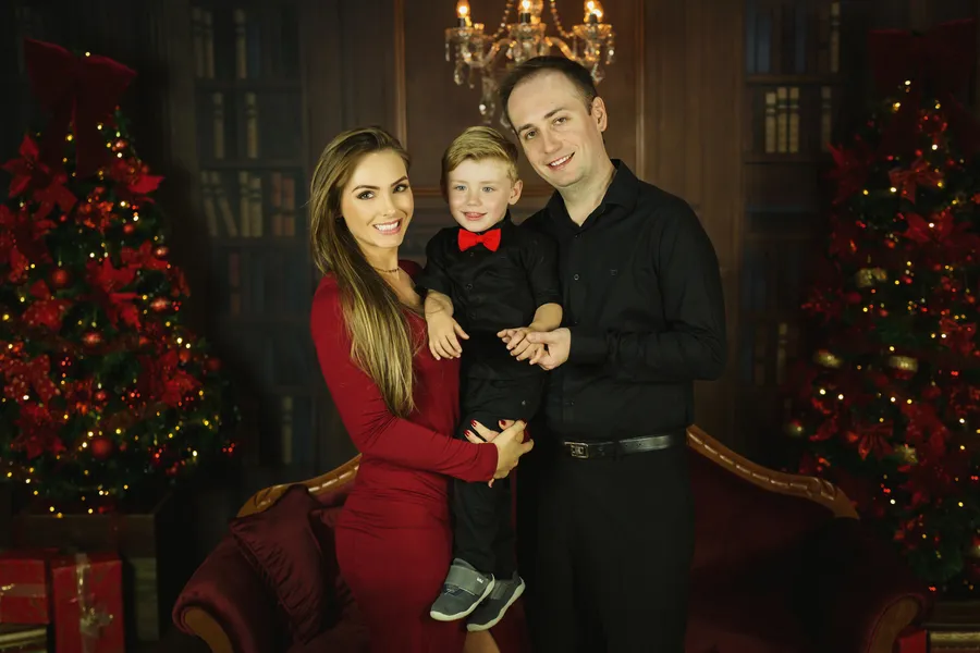 O Estúdio Bonin Fotografia da Família já está preparado com seus cenários de Natal para registrar e eternizar esta data especial. O estúdio conta com dois cenários preparados para toda a família e mais dois cenários infantis. No registro, o casal  André Victor Ignácio e Bruna Neves e seu filho Theo Henrique Ignácio. Com certeza uma excelente dica para nossos leitores que gostam de boas recordações. Agende sua sessão pelo WhatsApp (42)99968- 0940