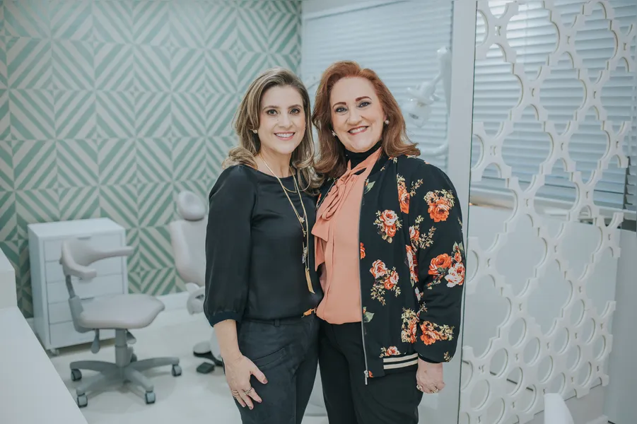 TROCA DE IDADE - Vânia Xenia Schafranski Pereira Vaz foi muito cumprimentada no último domingo (17), pela passagem de seu aniversário. No registro especial, nossa aniversariante com a sua filha Xenia Leite. Da coluna os votos de realizações. 