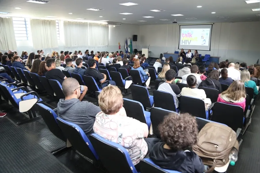 Jovens participam de oficinas sobre HIV, IST e Gravidez