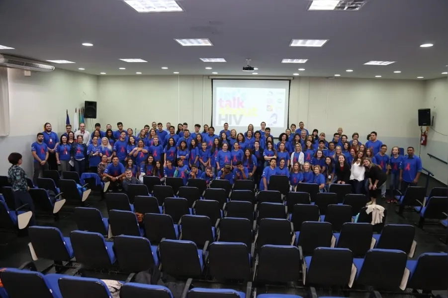 Jovens participam de oficinas sobre HIV, IST e Gravidez