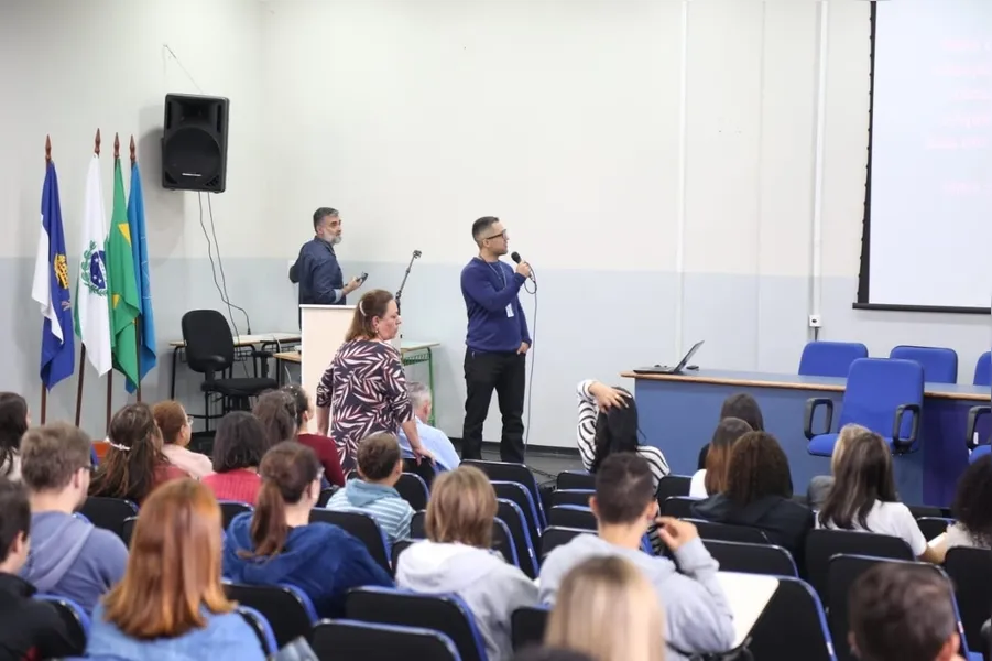 Jovens participam de oficinas sobre HIV, IST e Gravidez