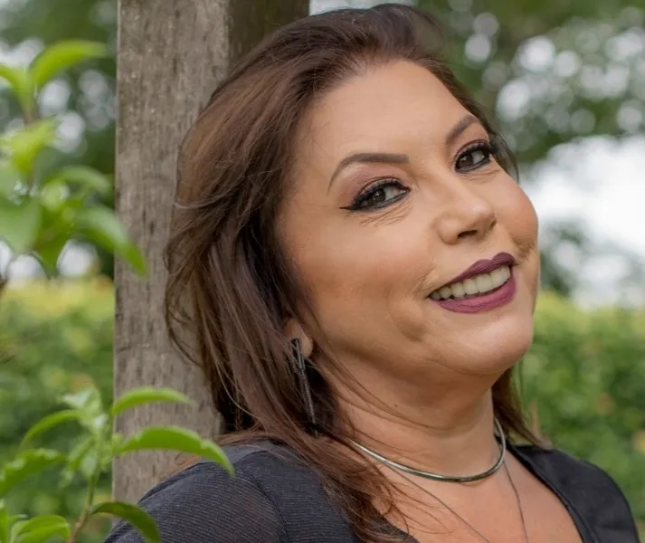  A competente publicitária Nida Ribeiro, que responde pela A4 Comunicação será muito cumprimentada na nesta terça-feira (10), pela passagem de seu aniversário. Nida que com espírito inovador e arrojado cria campanhas de grandes marcas de nossa cidade. Da coluna RC os votos de alegrias e prosperidade.