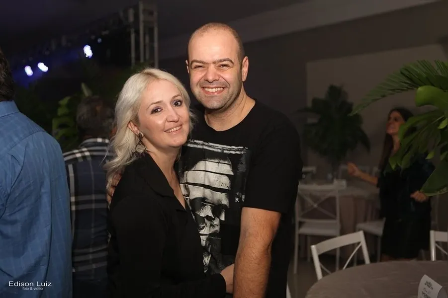 BRINDE A VIDA - O respeitado médico Rafael Acras receberá as felicitações pela troca de idade nesta terça-feira (10). No registro, Rafael e sua esposa Vanessa Acras. Da coluna RC os votos de realizações e felicidades.