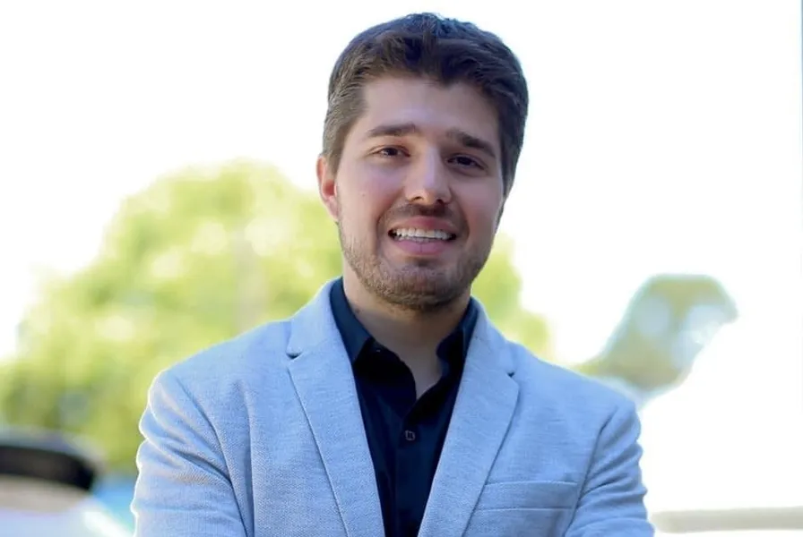 BRINDE A VIDA - Vitor Borsato receberá as felicitações pela troca de idade nesta quinta-feira (12). Da coluna RC os votos de alegrias e sucesso.