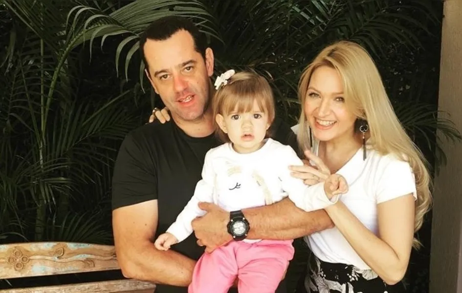 NIVER - Clis Mary Nicolau Hilgemberg será muito cumprimentada pela passagem de aniversário no próximo domingo (15). No registro, nossa aniversariante com seu marido Giovani e sua filha a pequena Amanda. Da coluna RC os votos de alegrias e saúde.