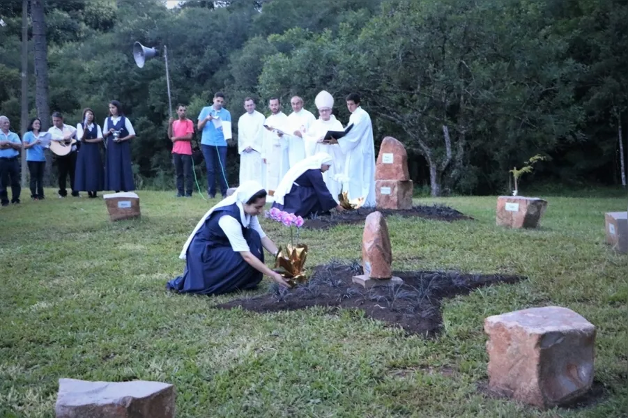 Na presença do bispo dom Sergio, Poço de Belém, Memorial das Comunidades e Caminho da Ladainha são abençoados

