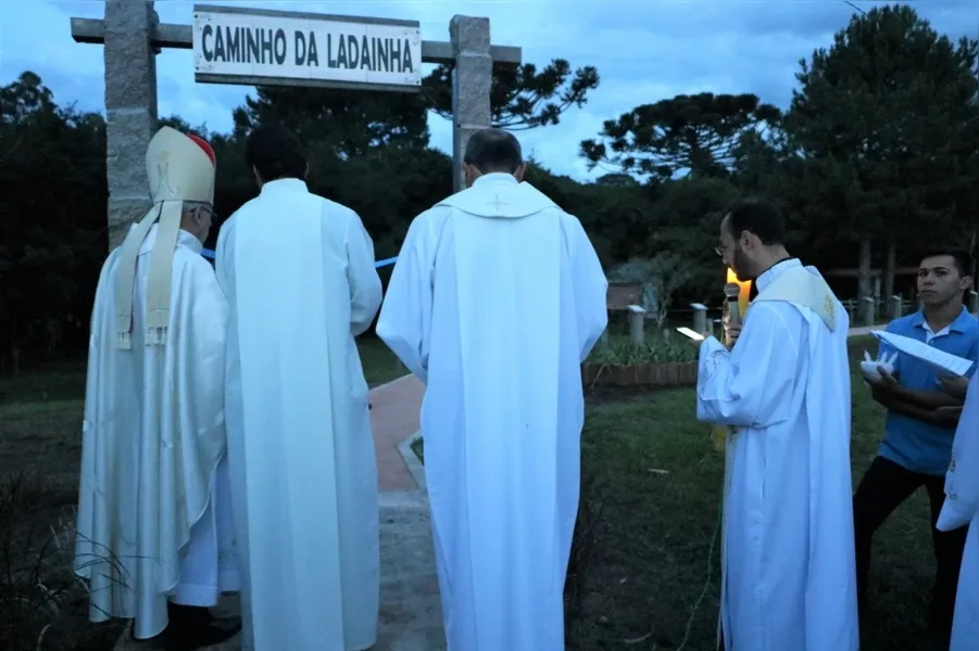 Na presença do bispo dom Sergio, Poço de Belém, Memorial das Comunidades e Caminho da Ladainha são abençoados

