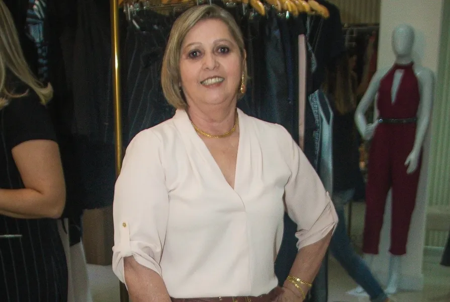 FELICITAÇÕES – Celi Angela Hoffmann será muito cumprimentada pela passagem de seu aniversário, nesta terça-feira (17). Celi é presença confirmada nos principais eventos sociais de nossa cidade. Da coluna RC os votos de alegrias e prosperidade. 