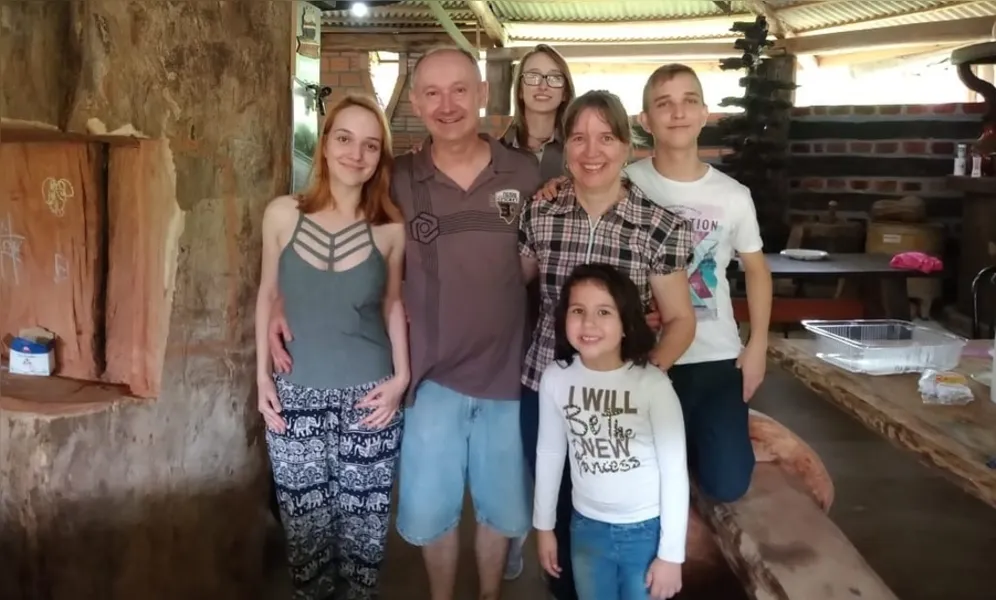 CELEBRAÇÃO – O casal Jorge e Angela Schastai comemoram 25 anos de casados. No registro, o casal posa ao lado de seus três filhos, Bruno, Bianca e Camila. Da coluna RC os votos de muitas realizações, cumplicidade e muito amor.