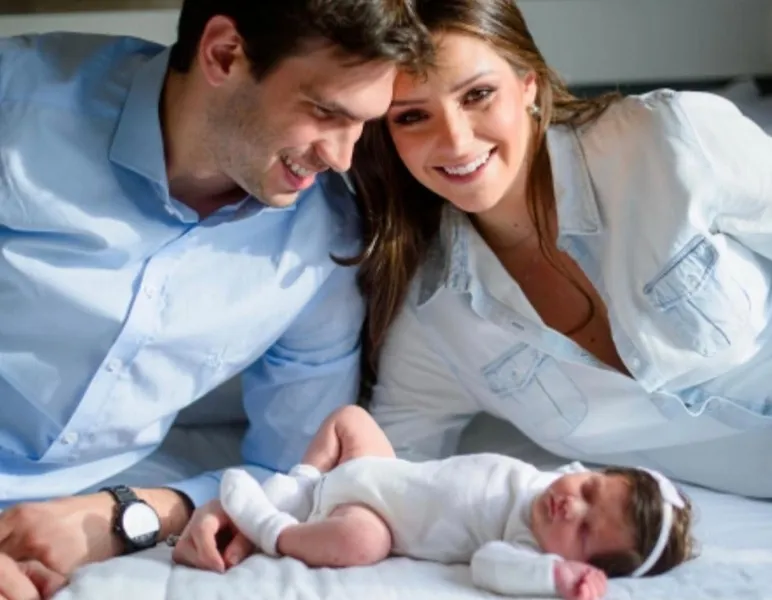 NOVO CICLO - A bela e competente arquiteta Juliana Falavinha Barros Torres será muito cumprimentada nesta quinta-feira (19), pela passagem de seu aniversário. No registro especial, Juliana com seu marido Romulo Torres e sua filha Cecília.  Da coluna RC os votos de prosperidade e alegrias para essa jovem que já segue com maestria os passos da mãe. 