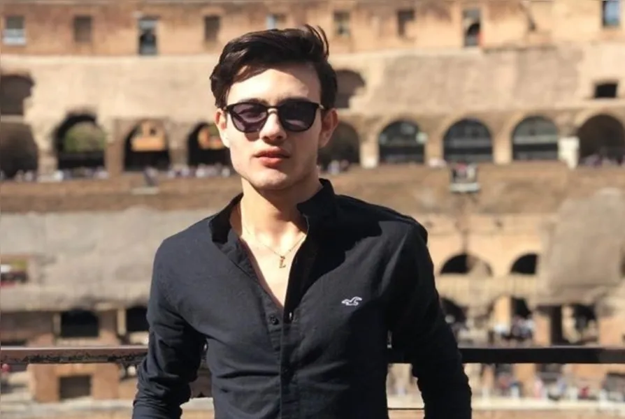 NIVER- Leandro Maia será muito cumprimentado pela passagem de seu aniversário nesta quinta-feira (19). Leandro que integra o time de competentes profissionais do renomado salão Seru. Da coluna RC os votos de felicidades e prosperidade.