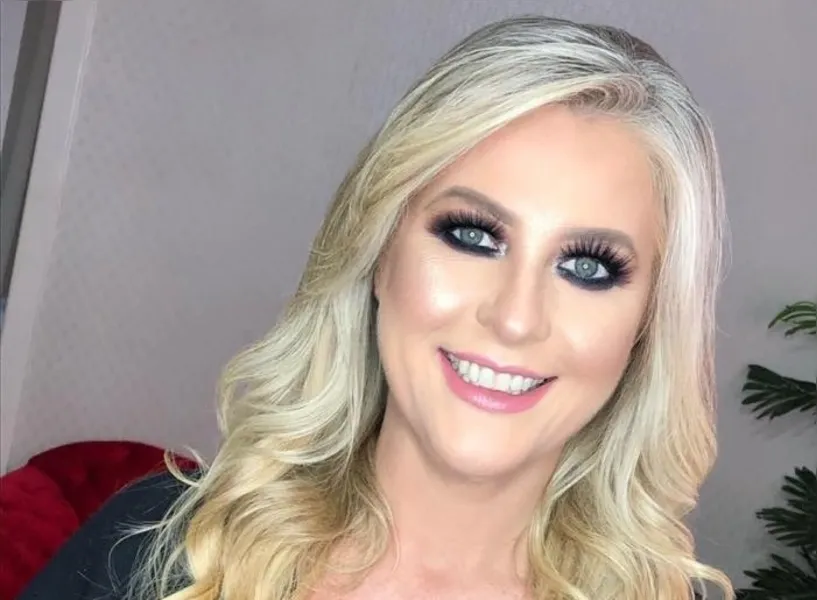 A primeira dama Simone Kaminski Oliveira, será muito cumprimentada pela passagem de seu aniversário no próximo domingo (22). Simone tem se destacado frente aos trabalhos sociais do Serviço de Obras Sociais da Cidade, auxiliando a comunidade carente, além de ser uma mãe para lá de presente na vida dos filhos Juliana e Marcelinho e sempre acompanhando o esposo, Marcelo, nos compromissos oficiais da Prefeitura Municipal. Dona de uma beleza inconteste, Simone é o cartão de visitas do Município. Da coluna RC os votos de felicidades e saúde. 