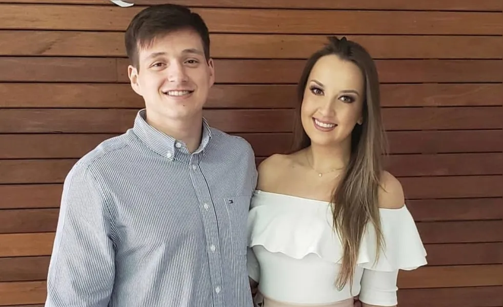 BDAY - A competente profissional da Odontologia Renata Ficinski Suliani será muito cumprimentada pela passagem de seu aniversário nesta sexta-feira (20). Renata que integra o time de profissionais da Lemax Reabilitação Oral. No registro Renata e o seu marido Gilceu Suliani. Da coluna RC os votos de alegrias e sucesso.