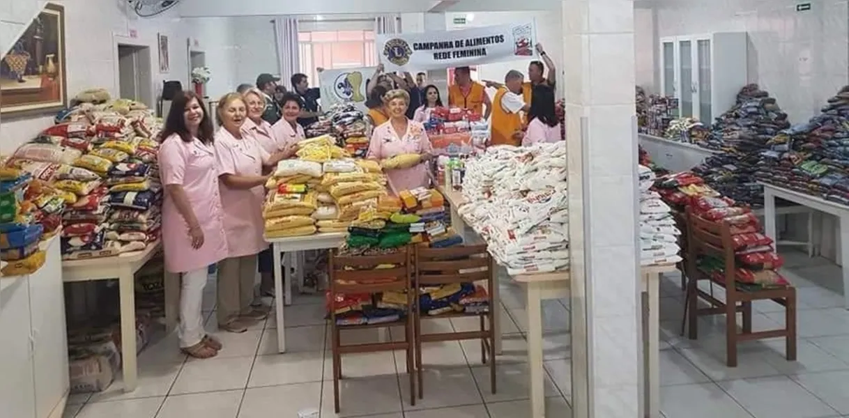 SOLIDARIEDADE - A Rede Feminina de Combate ao Câncer e o Lions Clube Ponta Grossa Pitangui mais uma vez firmaram parceria. No último dia 7 de dezembro as entidades realizaram nos Supermercados Tozetto a Campanha do Quilo. Foram arrecadadas 4,7 toneladas de alimentos não perecíveis, que ajudarão na manutenção da Casa de Apoio Zaclis Hilgemberg de Miranda e também na doação realizada pelas voluntárias aos doentes assistidos pela Rede. 