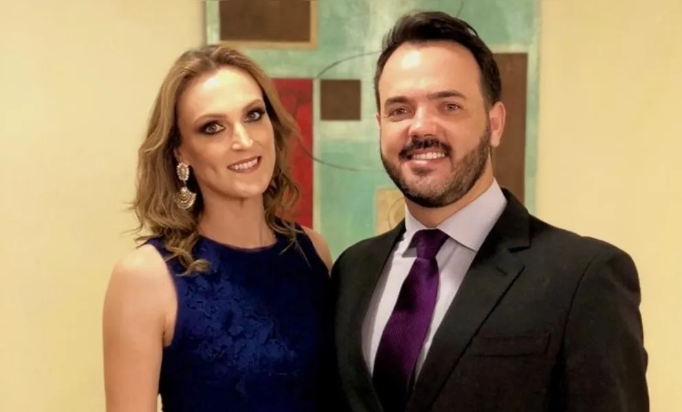 FRANK E VALESKA BOBATO - O respeitado médico dermatologista Franck Wellington Bobato, foi muito cumprimentado pela passagem de seu aniversário na última quinta-feira (2). Franck ao lado de sua esposa, a conceituada fisioterapeuta Valeska Bobato, vem se destacando à frente da clínica de saúde e beleza Inpelle. No registro Franck e Valeska Bobato. Da coluna RC os votos de felicidades e sucesso.