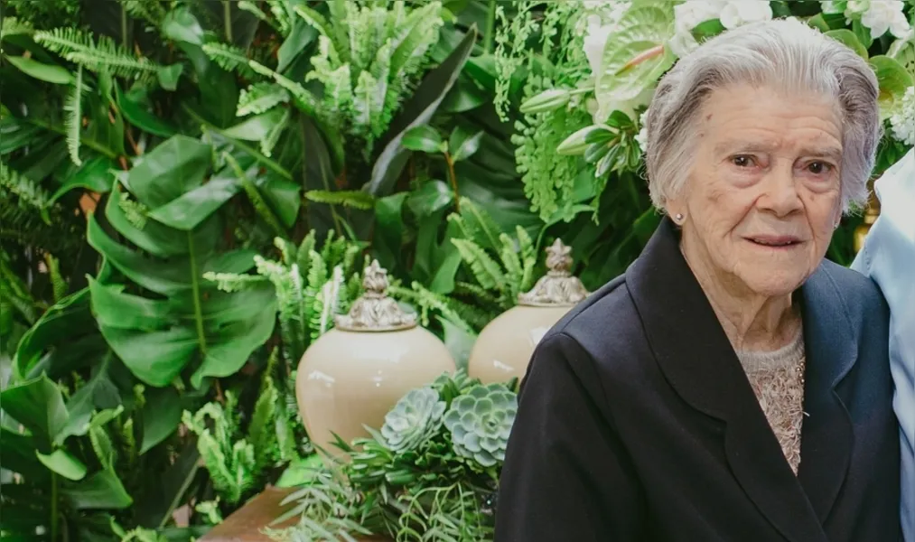 BRINDE A VIDA - Zeny Farhat Cury festejou ao lado de seus familiares seus 99 anos de vida no último domingo (29). Filhos, netos e bisnetos se reuniram para brindar a festiva data e celebrar mais um ano de vida da matriarca da família Farhat Cury. Zeny é símbolo de longevidade e sua forma serena de encarar o mundo ensina a todos. Seu rosto carinhoso, seu olhar seguro, e tantas histórias bonitas escritas no coração são a marca de uma vida de muitas conquistas. Da coluna RC e especialmente do seu neto Rômulo, os desejos de muita saúde!