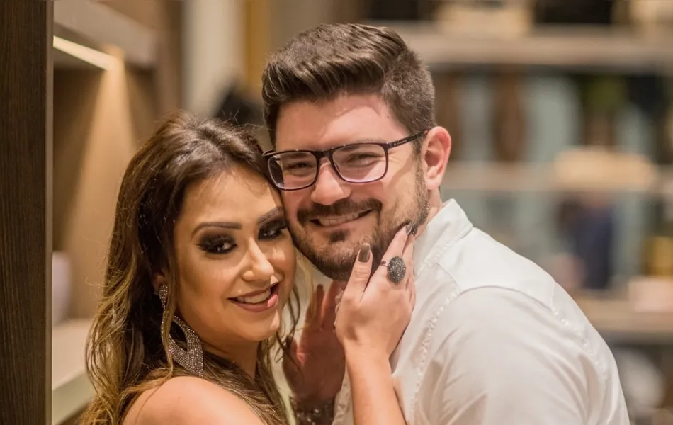 FELICITAÇÕES – A advogada Laynara Mello Pessoa foi muito cumprimentada pela passagem de seu aniversário na última sexta-feira (27). A data foi comemorada ao lado de familiares e amigos em sua nova residência. No registro Laynara e seu marido Renato Tauile.  Da coluna RC os votos de alegrias e sucesso.